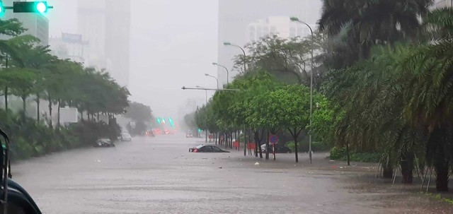 Sau trận mưa lớn, khắp nơi ở Hà Nội chìm trong biển nước - Ảnh 12.
