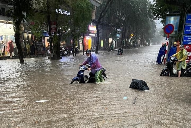 Chuyên gia khí tượng nói về nguyên nhân đợt mưa lớn lịch sử ở Hà Nội - Ảnh 2.