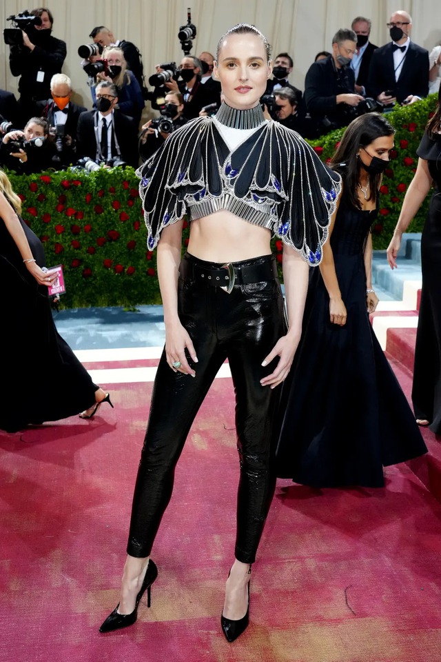 Met Gala 2022: Kendall Jenner diện váy hở bạo, sao giải trí khoe thời trang phá cách - Ảnh 22.