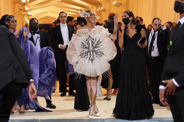 Met Gala 2022: Kendall Jenner diện váy hở bạo, sao giải trí khoe thời trang phá cách - Ảnh 15.