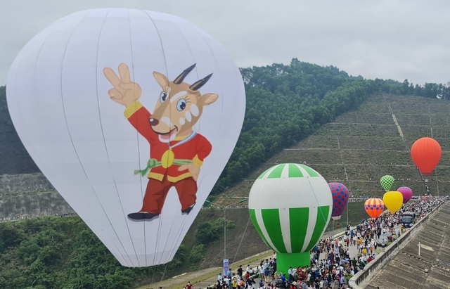 Trình diễn bay khinh khí cầu chào mừng SEA Games 31 tại Hà Tĩnh - Ảnh 4.