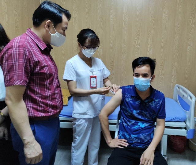 Yên Bái gấp rút tiêm vaccine COVID-19 liều nhắc lại - Ảnh 1.