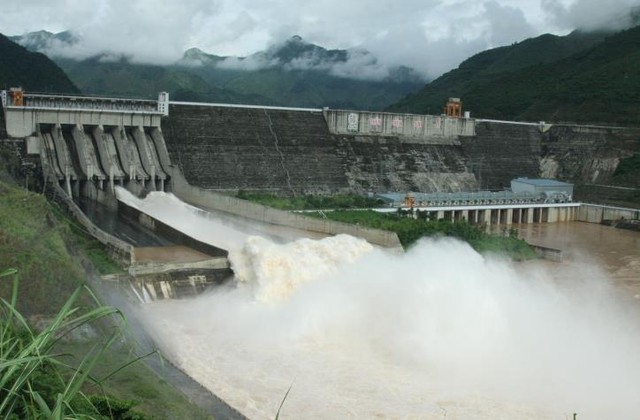 Khẩn cấp xả đáy hai hồ thủy điện Hòa Bình và Sơn La do mưa lớn - Ảnh 1.