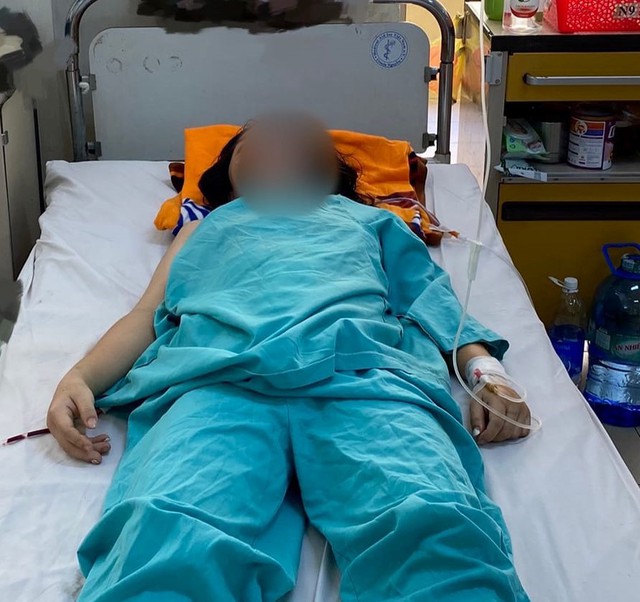 Cứu bệnh nhân vỡ u mô đệm dạ dày đã gần “cửa tử” - Ảnh 2. Cứu bệnh nhân vỡ u mô đệm dạ dày đã gần “cửa tử” - Ảnh 2.