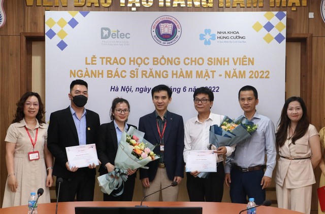 Trao học bổng cho sinh viên ngành Bác sĩ Răng Hàm Mặt 2022 - Ảnh 1.