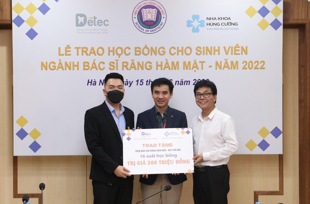 Trao học bổng cho sinh viên ngành Bác sĩ Răng Hàm Mặt 2022 - Ảnh 2.