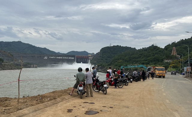 Nam thanh niên bị cuốn trôi khi tắm sông Đà gần thủy điện xả lũ - Ảnh 3.