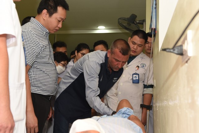 Bệnh viện CT-CH Nghệ An - Đơn vị tiên phong phẫu thuật thay khớp gối - Ảnh 3.
