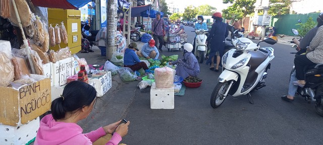 Dẹp kinh doanh vỉa hè ở Nha Trang (Khánh Hòa): Chỗ quyết liệt, chỗ náo nhiệt buôn bán - Ảnh 3.