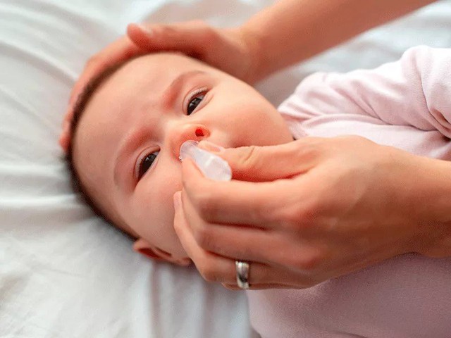 Những sai lầm trong cách vệ sinh tai cho trẻ bị viêm tai giữa - Ảnh 4.