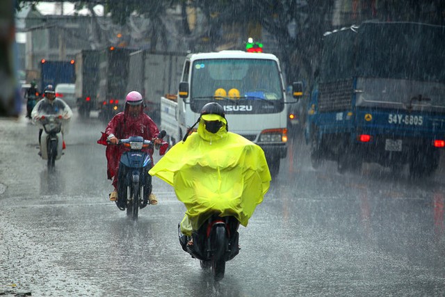 Ngày mai Bắc Bộ đón mưa dông, nắng nóng dịu dần - Ảnh 2.