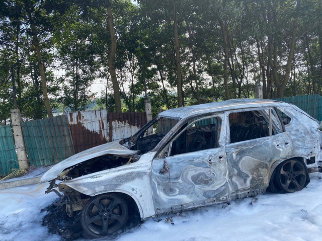 Người đàn ông chết cháy bên trong xe ô tô trên đê Trung Ương - Ảnh 2.
