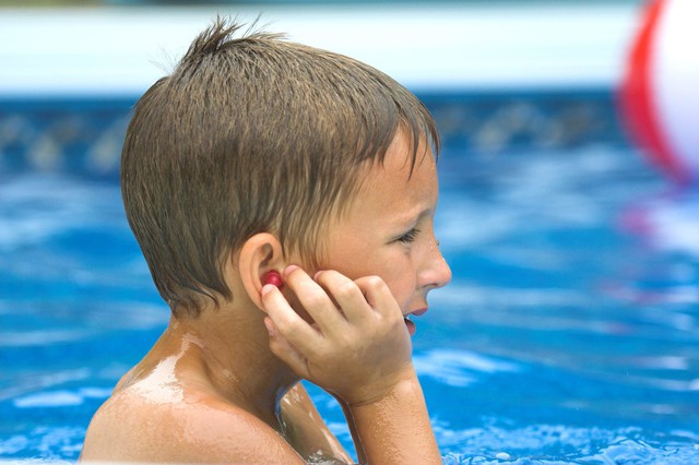 Cách phòng viêm tai giữa cho trẻ khi đi bơi trong mùa hè - Ảnh 5.
