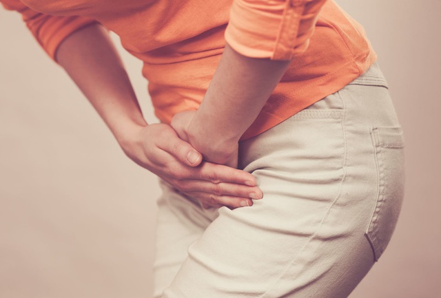 Đau bụng dưới là triệu chứng thường gặp và dễ bị nhầm lẫn với đau bụng bình thường nên khiến rất nhiều người chủ quan.