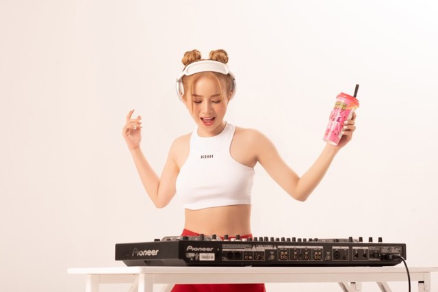 Không chỉ DJ Mie, nhiều giới trẻ đang rần rần trước trà sữa Instant Milk Tea - Ảnh 1.