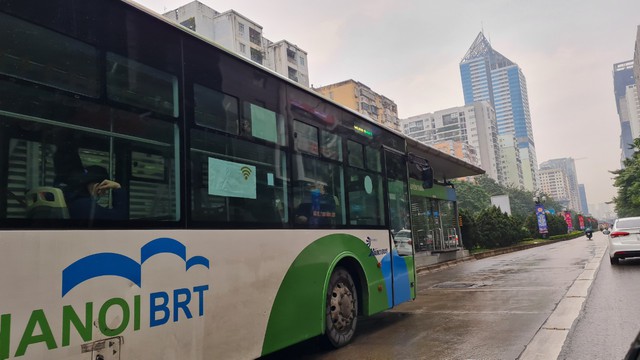 Hiệp hội vận tải hành khách công cộng Hà Nội duy trì đường dành riêng cho buýt BRT - Ảnh 2.