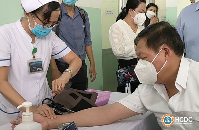 Phó Thủ tướng Vũ Đức Đam, Thứ trưởng Đỗ Xuân Tuyên tiêm mũi 4 vaccine COVID-19 tại TP.HCM - Ảnh 2.
