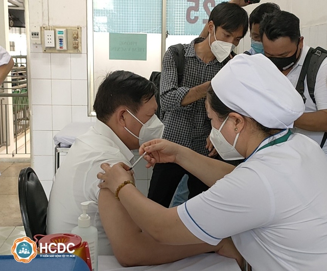 Phó Thủ tướng Vũ Đức Đam, Thứ trưởng Đỗ Xuân Tuyên tiêm mũi 4 vaccine COVID-19 tại TP.HCM - Ảnh 3.