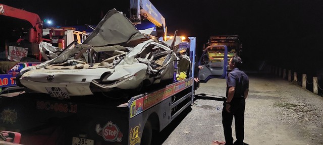 Hiện trường tang thương vụ lật xe tải chở đất, đè chết 3 người trong ô tô con - Ảnh 6.