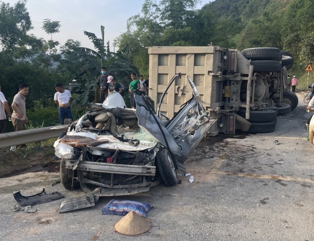 Hiện trường tang thương vụ lật xe tải chở đất, đè chết 3 người trong ô tô con - Ảnh 4.