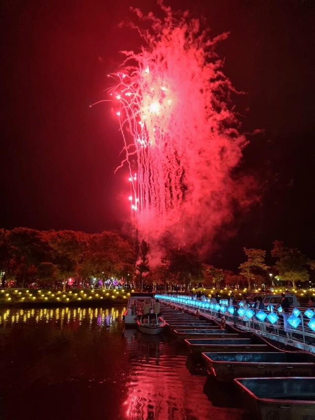 Tưng bừng &quot;đại tiệc&quot; âm thanh, ánh sáng khép lại Tuần lễ Festival Huế 2022 - Ảnh 12.