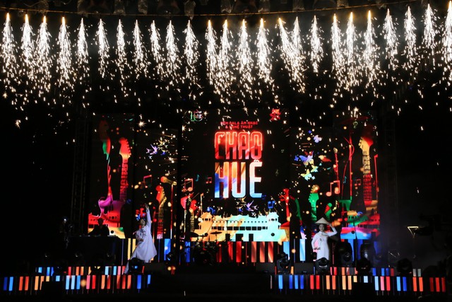 Tưng bừng &quot;đại tiệc&quot; âm thanh, ánh sáng khép lại Tuần lễ Festival Huế 2022 - Ảnh 7.