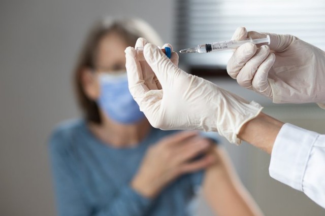 Cơ quan Y tế Pháp khuyến nghị tăng cường tiêm vaccine mũi 4 cho người dưới 60 tuổi có nguy cơ - Ảnh 3.