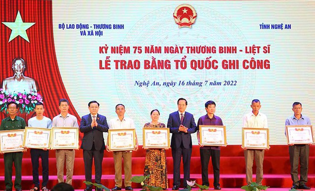 Trao Bằng Tổ quốc ghi công năm 2022 cho gần 390 thân nhân liệt sỹ - Ảnh 3.