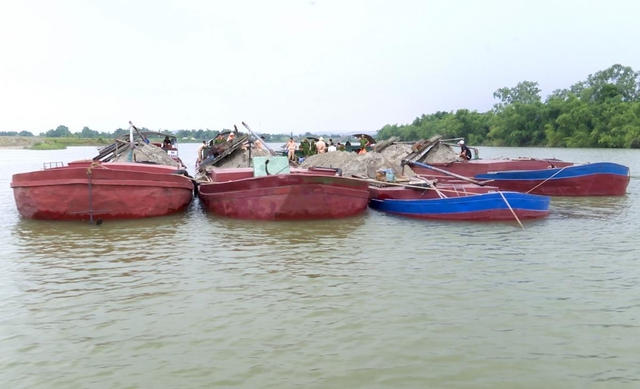 Nổ súng vây bắt 5 sà lan hút cát trái phép trên sông Lam - Ảnh 1.