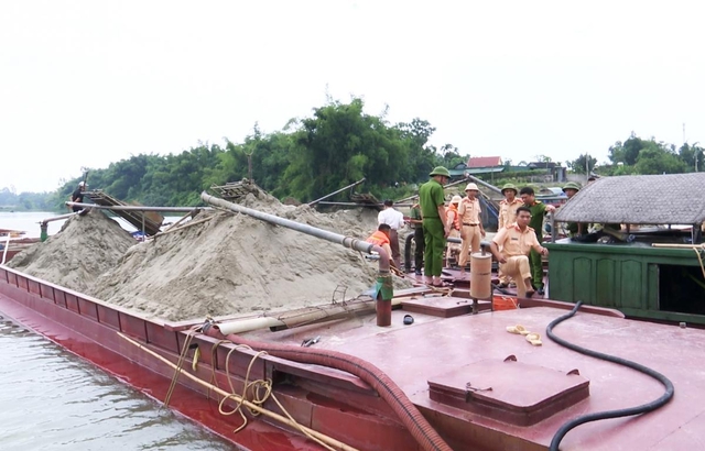 Nổ súng vây bắt 5 sà lan hút cát trái phép trên sông Lam - Ảnh 3.