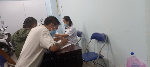 Khánh Hòa nô nức đi tiêm vaccine phòng COVID-19 mũi 4 - Ảnh 2.