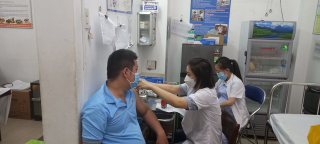 Khánh Hòa nô nức đi tiêm vaccine phòng COVID-19 mũi 4 - Ảnh 4.