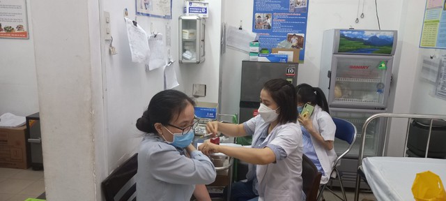 Khánh Hòa nô nức đi tiêm vaccine phòng COVID-19 mũi 4 - Ảnh 5.