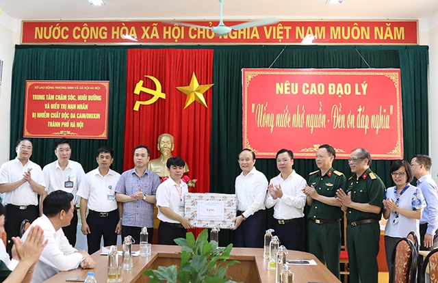 Hà Nội đẩy mạnh công tác chăm lo cho người có công dịp kỷ niệm 75 năm Ngày thương binh - liệt sỹ - Ảnh 3.