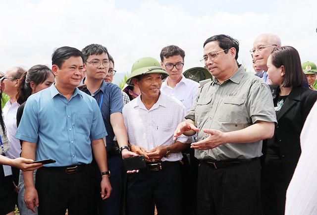 Thủ tướng Phạm Minh Chính thăm và làm việc tại vùng sản xuất nông nghiệp công nghệ cao tỉnh Nghệ An  - Ảnh 1.