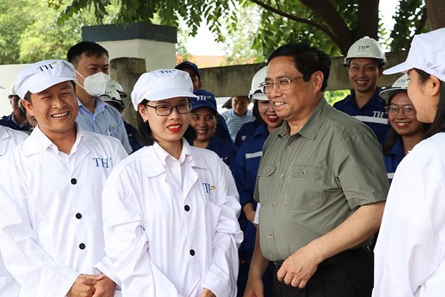 Thủ tướng Phạm Minh Chính thăm và làm việc tại vùng sản xuất nông nghiệp công nghệ cao tỉnh Nghệ An  - Ảnh 2.