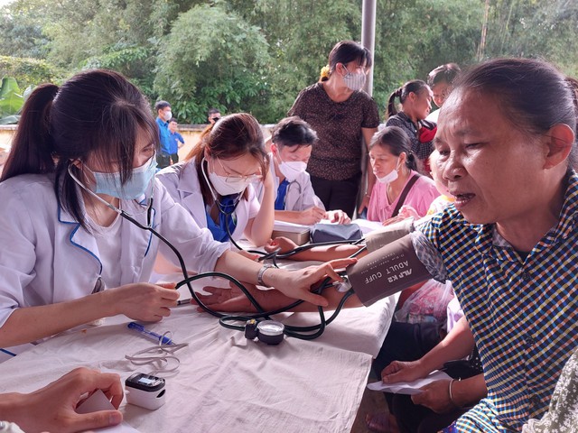 Đoàn Thanh niên Bộ Y tế thăm khám sức khỏe cho bà con vùng sâu, vùng xa - Ảnh 8.