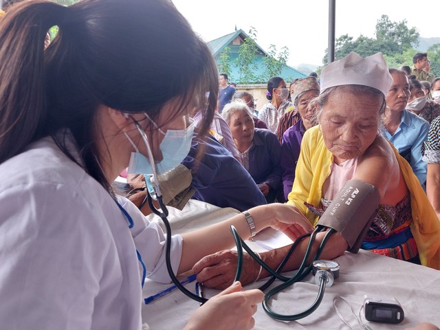 Đoàn Thanh niên Bộ Y tế thăm khám sức khỏe cho bà con vùng sâu, vùng xa - Ảnh 10.