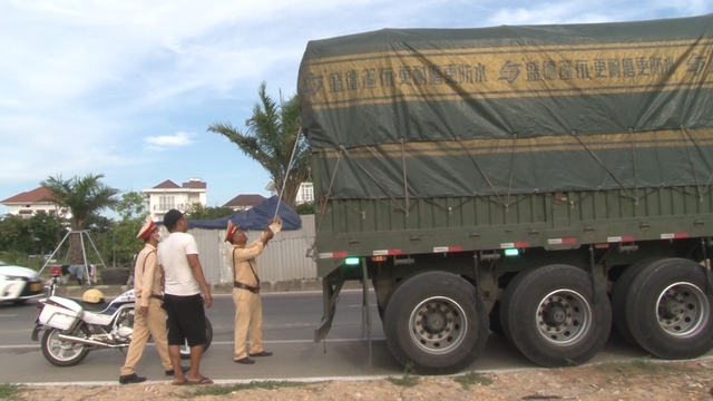 Chở quá tải hơn 20%, doanh nghiệp và tài xế ở Huế bị phạt hàng chục triệu đồng - Ảnh 1.