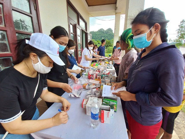 Bà con xã miền núi tại Quảng Bình được khám, cấp thuốc miễn phí và tặng quà - Ảnh 2.