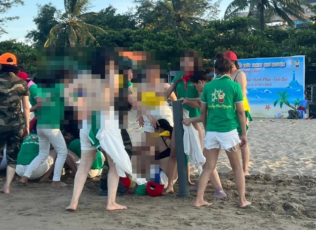 Thông tin mới việc nhóm du khách cởi áo phản cảm trên bãi biển Cửa Lò  - Ảnh 2.