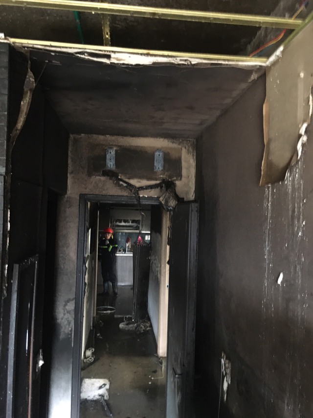 Cứu 1 bé trai khỏi căn hộ tầng 20 chung cư đang bốc cháy ở Hà Nội - Ảnh 5.