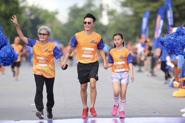 Giải chạy JEX Running 2022: Chuyên gia, bác sĩ thăm khám và tư vấn sức khỏe xương khớp miễn phí cho vận động viên - Ảnh 5.