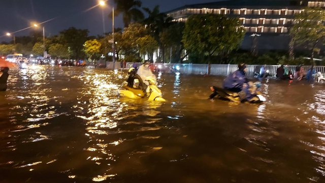 Mưa to, gió lớn khiến người Hà Nội trở tay không kịp lúc tan tầm - Ảnh 7.