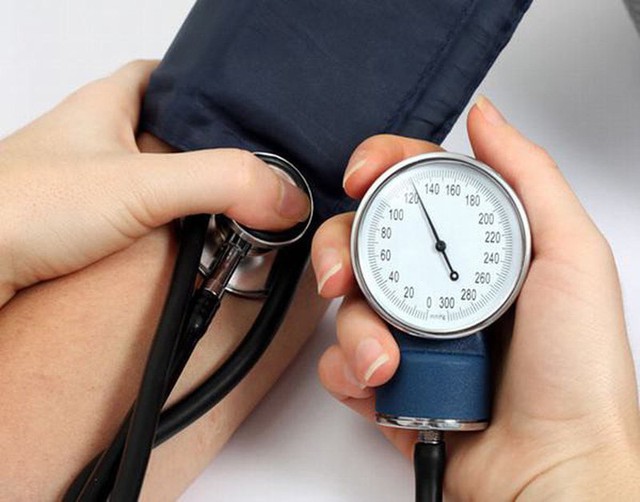 Tăng huyết áp hay cao huyết áp là tình trạng khi huyết áp đo tại phòng khám lớn hơn hoặc bằng 140/90 mmHg. Ảnh minh họa