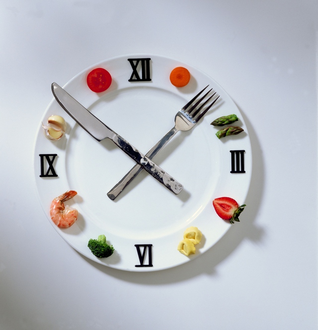 Thời gian chính xác bạn nên ăn tối để giảm cân - Ảnh 1.