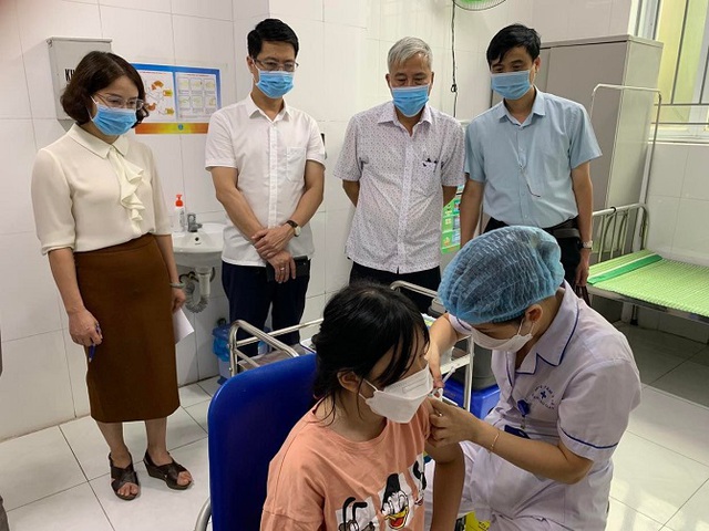 Các quận, huyện tại Hà Nội đồng loạt 'tăng tốc' tiêm vaccine phòng COVID-19 - Ảnh 4.