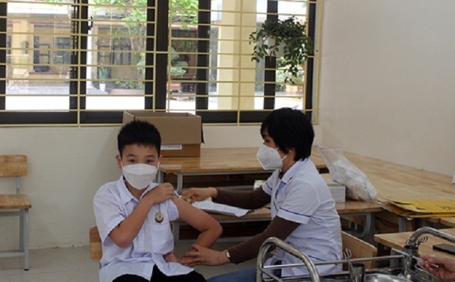 Các quận, huyện tại Hà Nội đồng loạt 'tăng tốc' tiêm vaccine phòng COVID-19 - Ảnh 5.