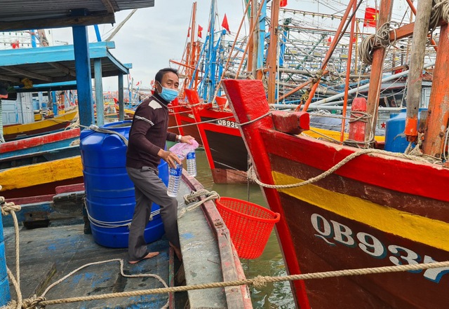 Tàu cá Quảng Bình về bờ hải sản đầy khoang, rác đầy túi để biển không bị ô nhiễm - Ảnh 2.