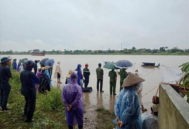 Tìm thấy thi thể cuối cùng vụ mẹ nhảy xuống sông Đào cứu con, cháu nhưng bất thành - Ảnh 2.